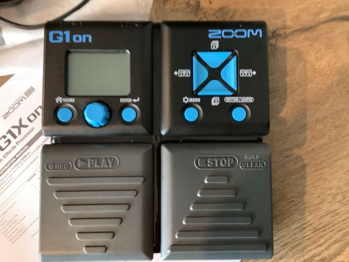 ZOOM G1on guitar multi-effects processor with PSU