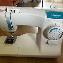 Toyota SP100 Sewing Machine with Bag