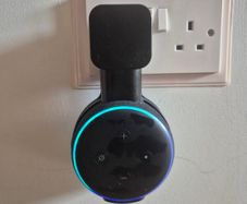 alexa echo dot - 3rd gen with holdee