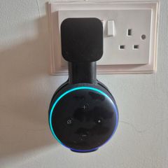 alexa echo dot - 3rd gen with holdee