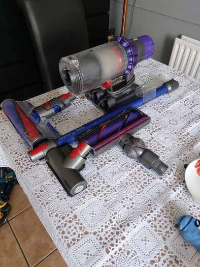 Dyson  V10 Purple