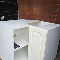 Kitchen Presses (7) plus countertop