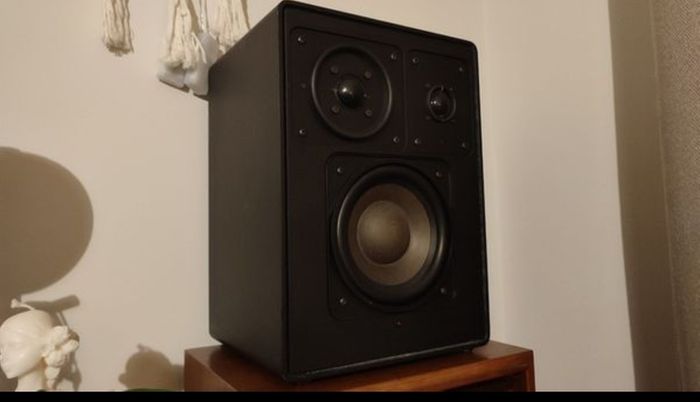 RFT B9271 CORONA, 3 way bookshelf speakers. Germany. Like Grundig.