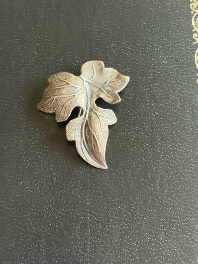 Beau brooch