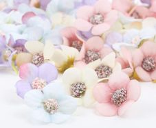 80Pcs Artificial Daisy Flower Heads Multicolor Small Silk Daisy Flowers Handmade DIY Flower Decorations for Home Wedding Wreath Scrapbooking Craft Accessories, 2cm