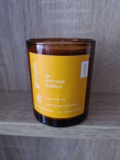 Gruum  lys Scented Candle. Spicy Naranja scent, which features a blend of sweet orange and cinnamon Rrp 18e