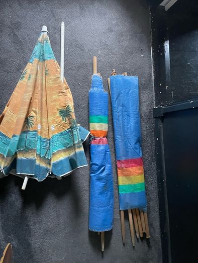 Beach windbreakers & parasol