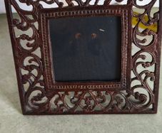 Cast iron photo frame with a rust finish, rustic style decoration. Dimensions: 15x15 cm. Photo dimensions: 7x7 cm.