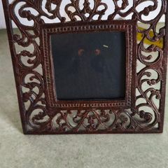Cast iron photo frame with a rust finish, rustic style decoration. Dimensions: 15x15 cm. Photo dimensions: 7x7 cm.