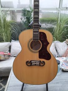 J200 Jumbo electric acoustic guitar