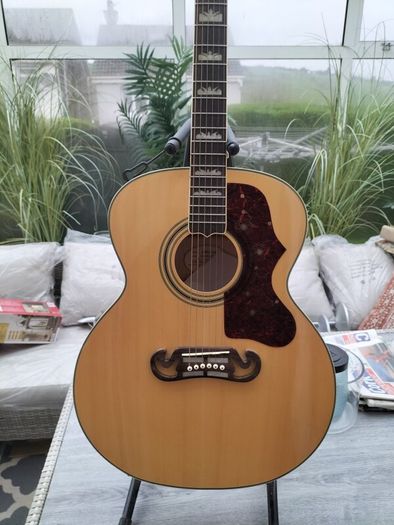 J200 Jumbo electric acoustic guitar