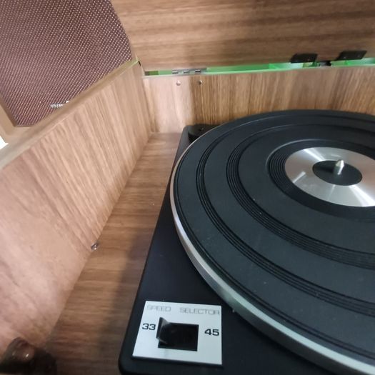 Mega Rare Time Capsule from 1971 Onkyo X1 quadraphonic console system hifi Gold from Japan in Stunning condition this is a statement piece and highly sought-after with the original speakers and hifi cabinet