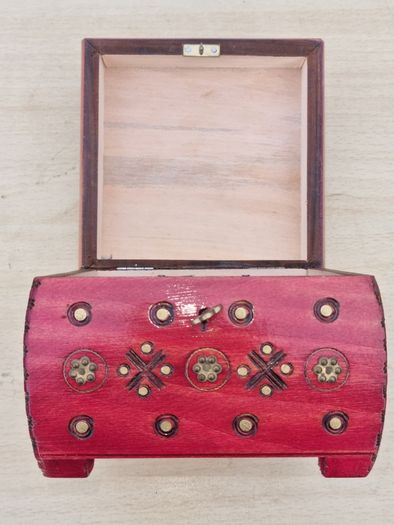 Vintage wooden box for jewelry or threads