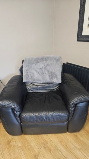 Natuzzi black 3 piece leather sofa and 2 seats