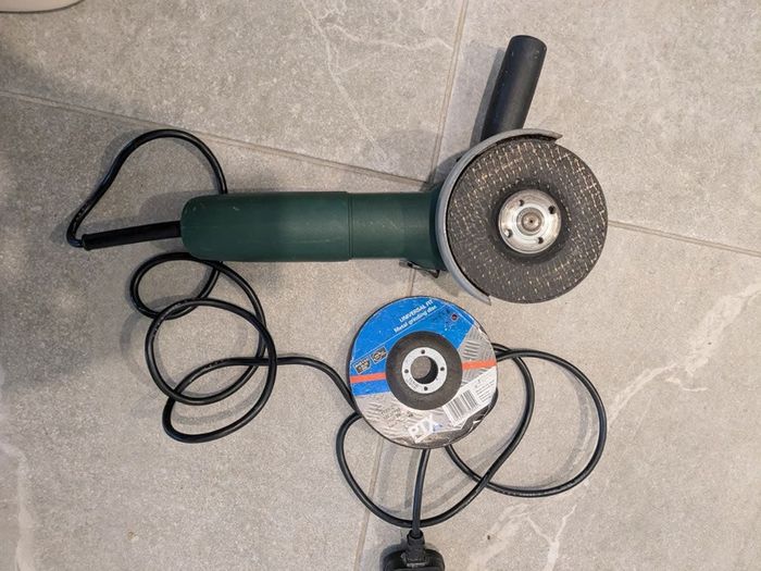 2x 230mm Angle Grinders + Discs