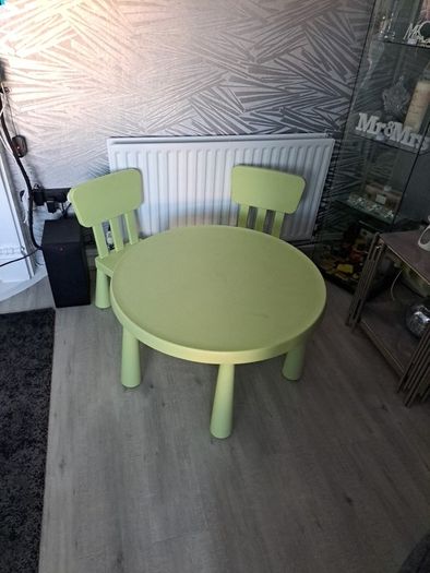 Kids table and chairs