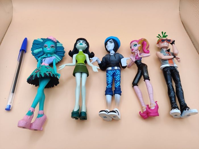 Monster High RBA Magazine Figure Bundle