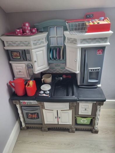childs kitchen comes with accessories