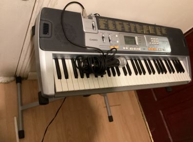 Casio Keyboard with Lightening keys with microphone Jack, 61 keys Standard Size Keyboard in Excellent Condition