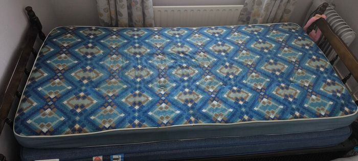 Excellent condition single bed with good mattress