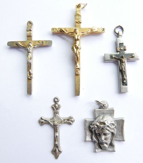 Collection of five religious crucifix and cross pendants