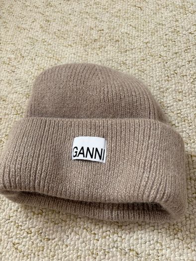 Ganni hat /