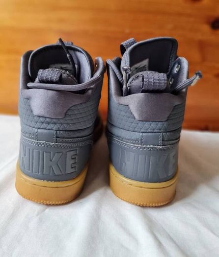 2019 nike court Borough winter Size 6 eu 39 grey In excellent condition