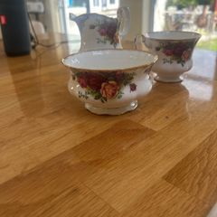 Royal Albert Old Country Roses fine bone china set