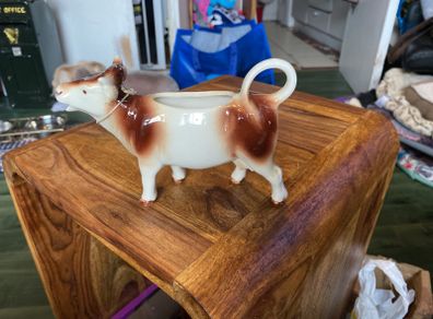 Cow creamer jug