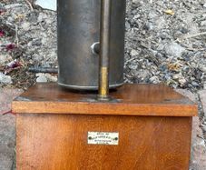 This item is a vintage brass steam jacketed calorimeter / steam boiler apparatus, manufactured by Philip Harris & Co Ltd (Birmingham & Dublin) for use in physics and thermodynamics educational laboratories.