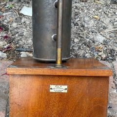 This item is a vintage brass steam jacketed calorimeter / steam boiler apparatus, manufactured by Philip Harris & Co Ltd (Birmingham & Dublin) for use in physics and thermodynamics educational laboratories.