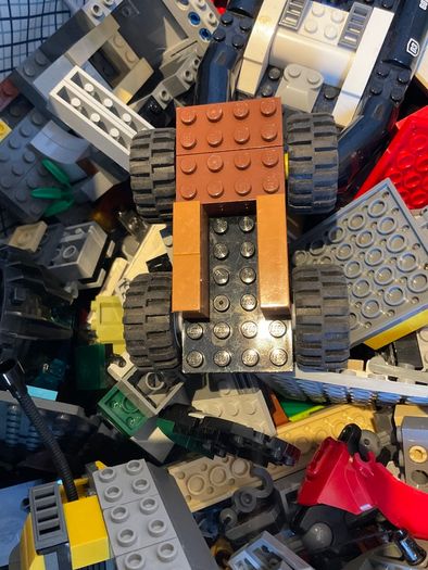 Lego - treasure chest of 5kg of Lego pieces.