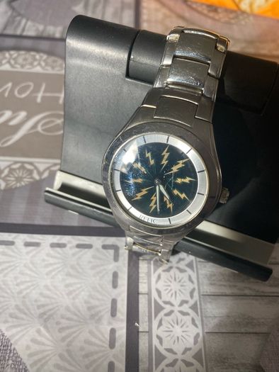 Relic face changing watch with broken watchstrap