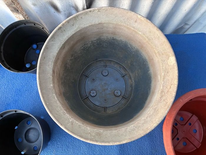 8 plastic flower pots