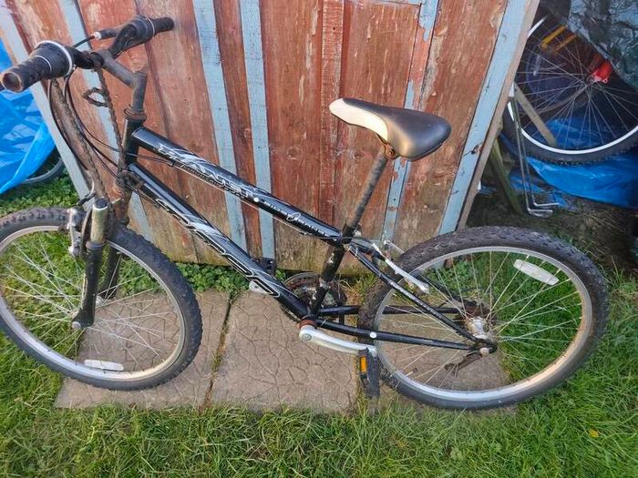 child bike 24 wheels,breaks,gears working,need chain )and small service so that's price!