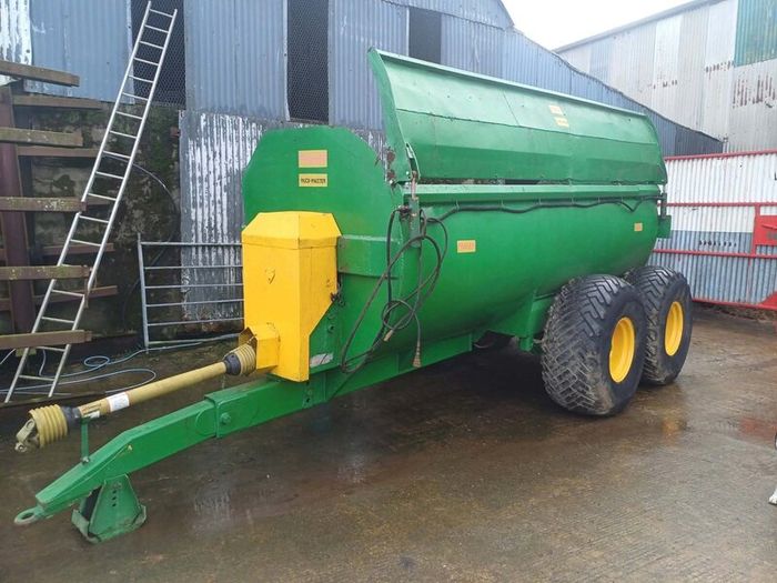 Major dung spreader