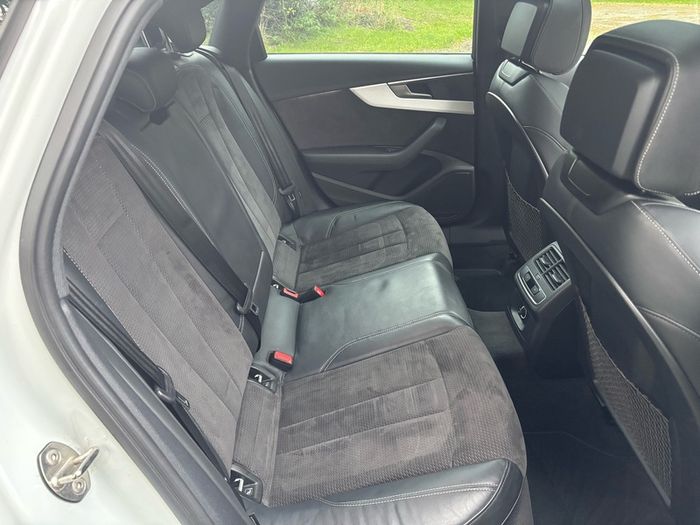 2019 Audi A4 Quattro (LOW KMS)