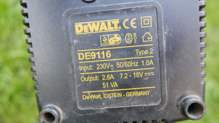 DEWALT DW936 Cordless Trim Saw +charger - works well