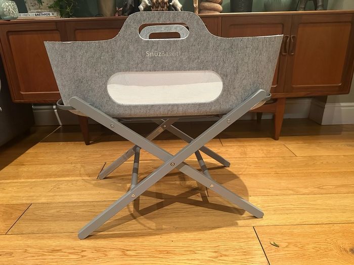Barely Used Snuzbaskit & Sheets, like brand new