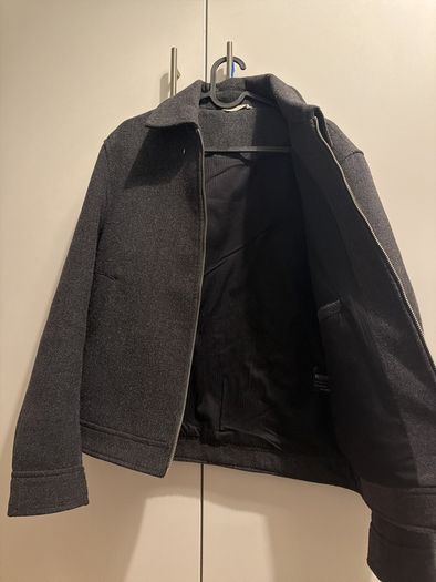 Selling a classic Zara Harrington jacket. A versatile, timeless piece that pairs effortlessly with chinos, jeans, or smart-casual outfits. Lightweight and structured, making it perfect for year-round layering and transitioning between seasons.
