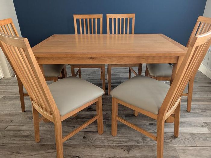 Oak kitchen table & 6 matching chairs