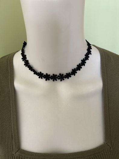 Black choker necklace-crochet
