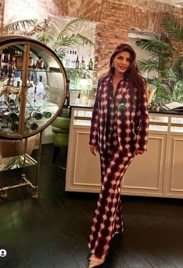 Amazing Zara Insta Famous Bloggers Limited Edition Pink Geo Print 3 Piece Suit, Blazer XL, Blouse XXL and Flare Trousers XL New with Tags