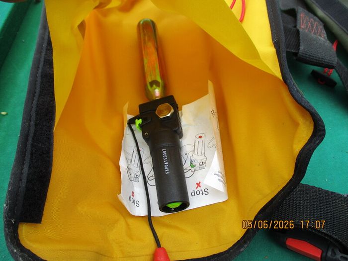 XM Quickfit - Self Inflating Life Vest