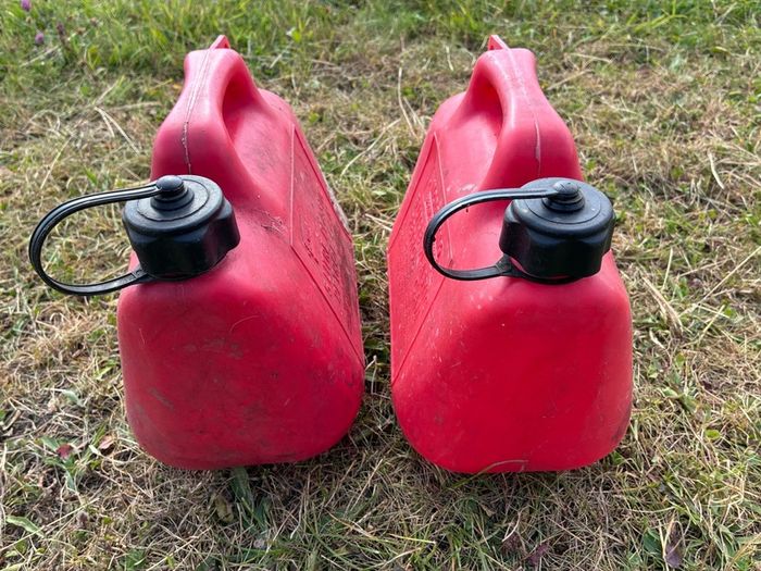 2 x 5L petrol cans
