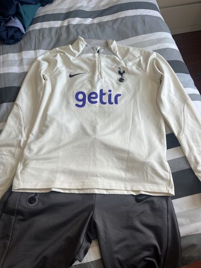 4 spurs original size xl older boys tracksuits green one has matching t shirt