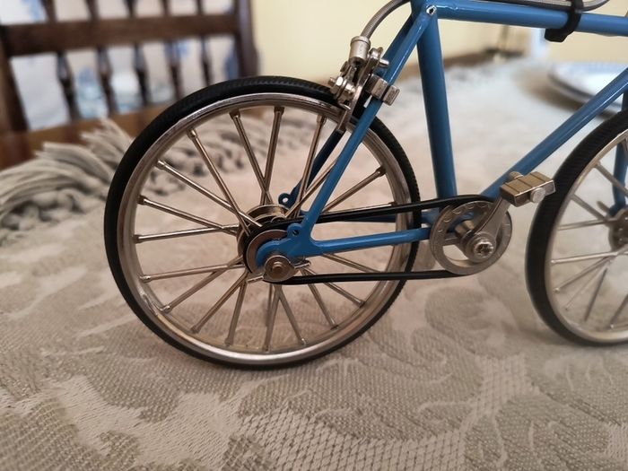 Die Cast Metal Bicycle. Scale 1:10.