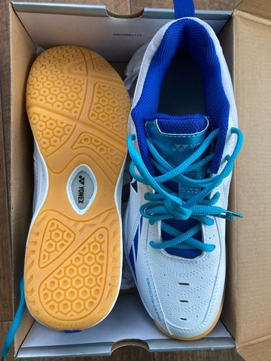 NEW Yonex Badminton shoes 60U, UK size 8