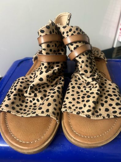 Blowfish Malibu size 5 sandals