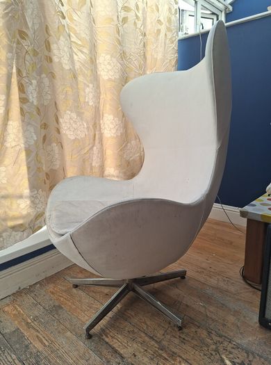 Arne Jacobsen replica Egg Chair in white